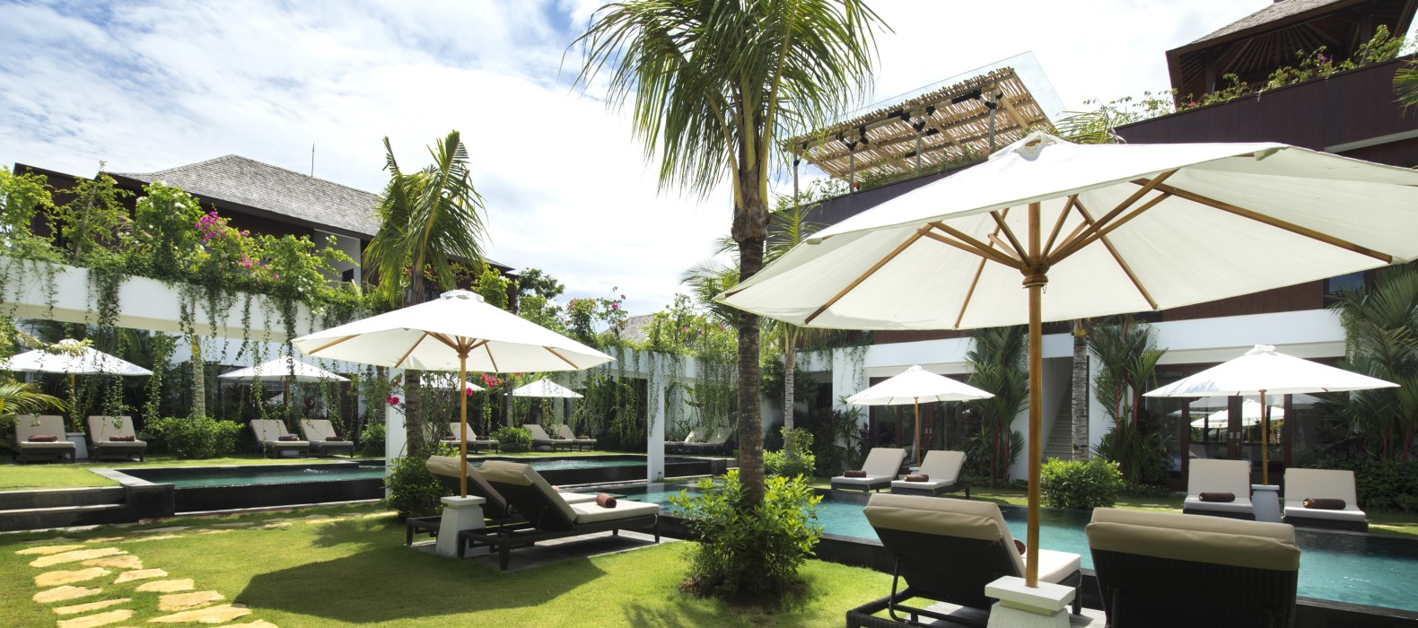 Garden with sun loungers of Villa Anam in Bali