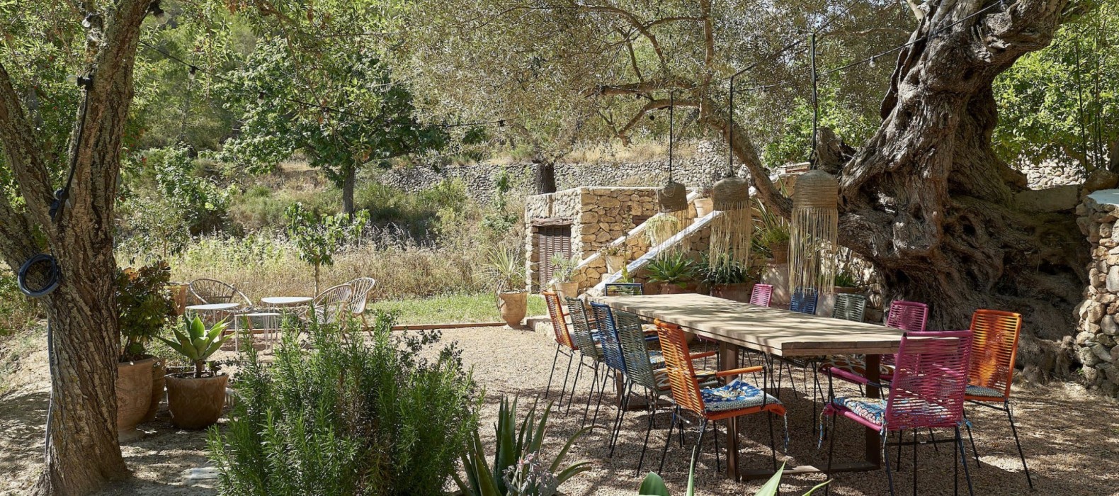 Garden with dining table of Finca Las Velas in Ibiza