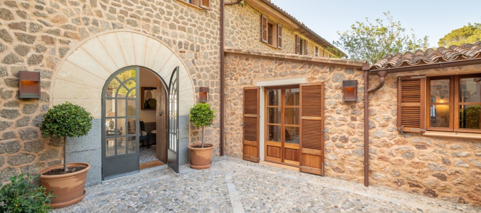 Exterior entrance of Villa Scorpio in Mallorca