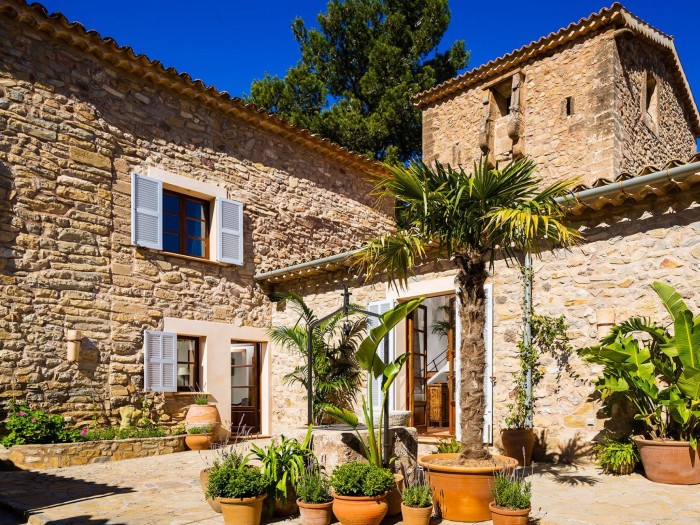 Exterior area with plants of Villa Sundance in Mallorca