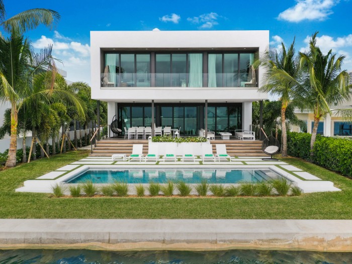 Exterior villa of Villa Damaris in Miami