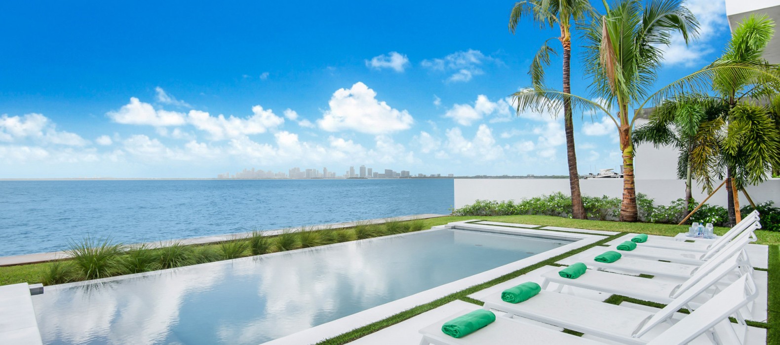 Exterior pool of Villa Damaris in Miami